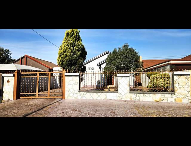 2 BEDROOM HOUSE FOR SALE IN MABOPANE UNIT M